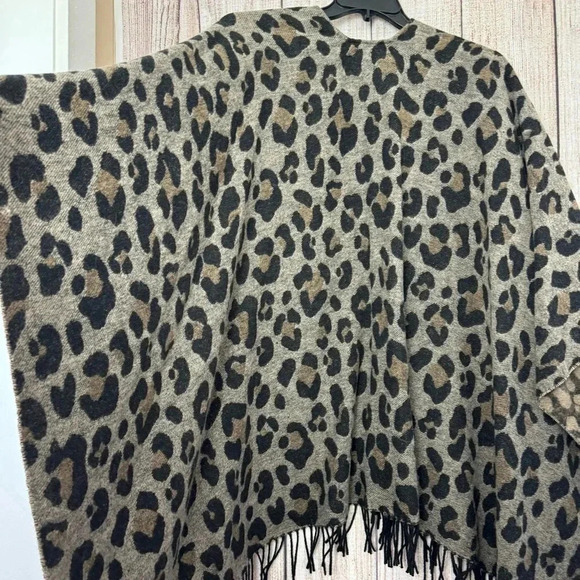 Banana Republic Leopard Wool blend poncho OS - Picture 9 of 9